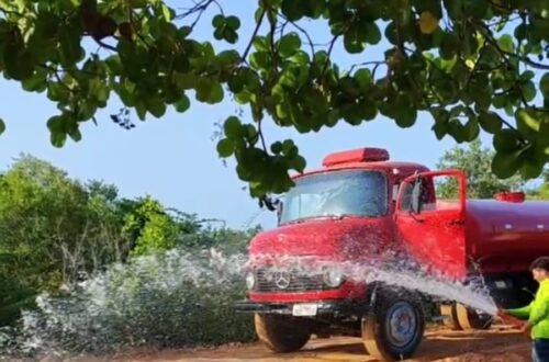 Caminhão Pipa solicitado por Manoel Castro realiza manutenção na estrada que liga os povoados de Tutoia