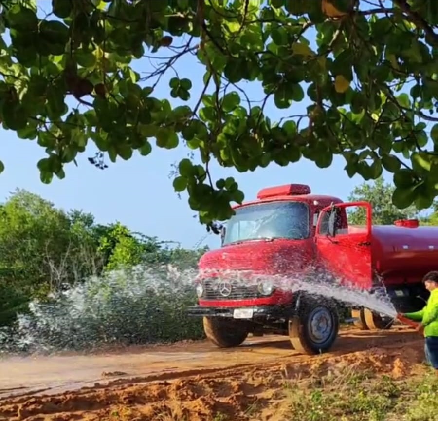 Caminhão Pipa solicitado por Manoel Castro realiza manutenção na estrada que liga os povoados de Tutoia