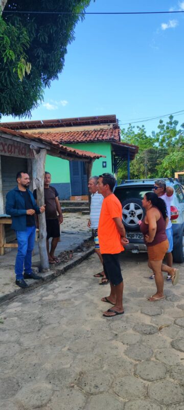 Manoel Castro conversa com os moradores do povoado Barro Duro