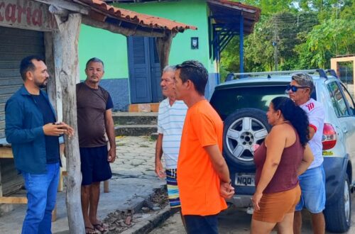 Manoel Castro conversa com os moradores do povoado Barro Duro