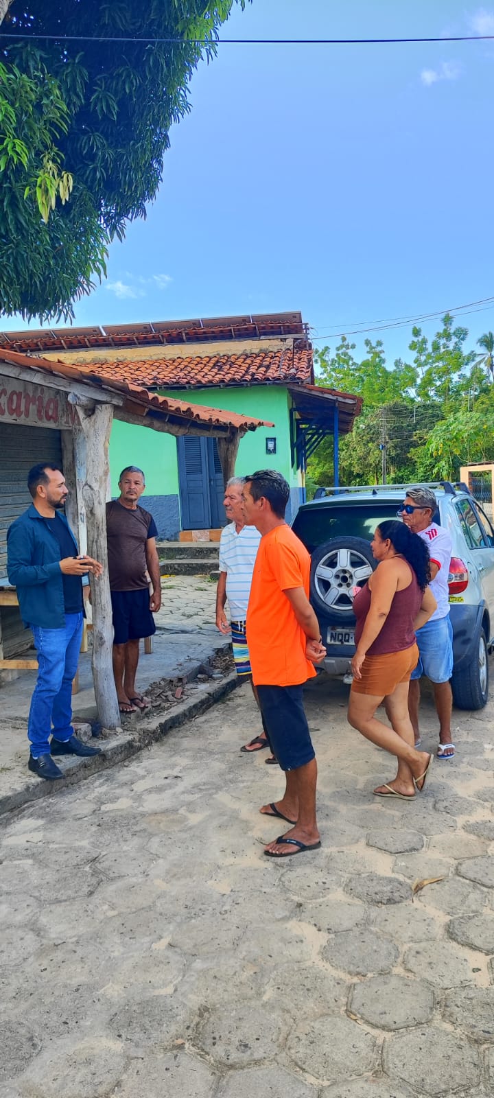 Manoel Castro conversa com os moradores do povoado Barro Duro