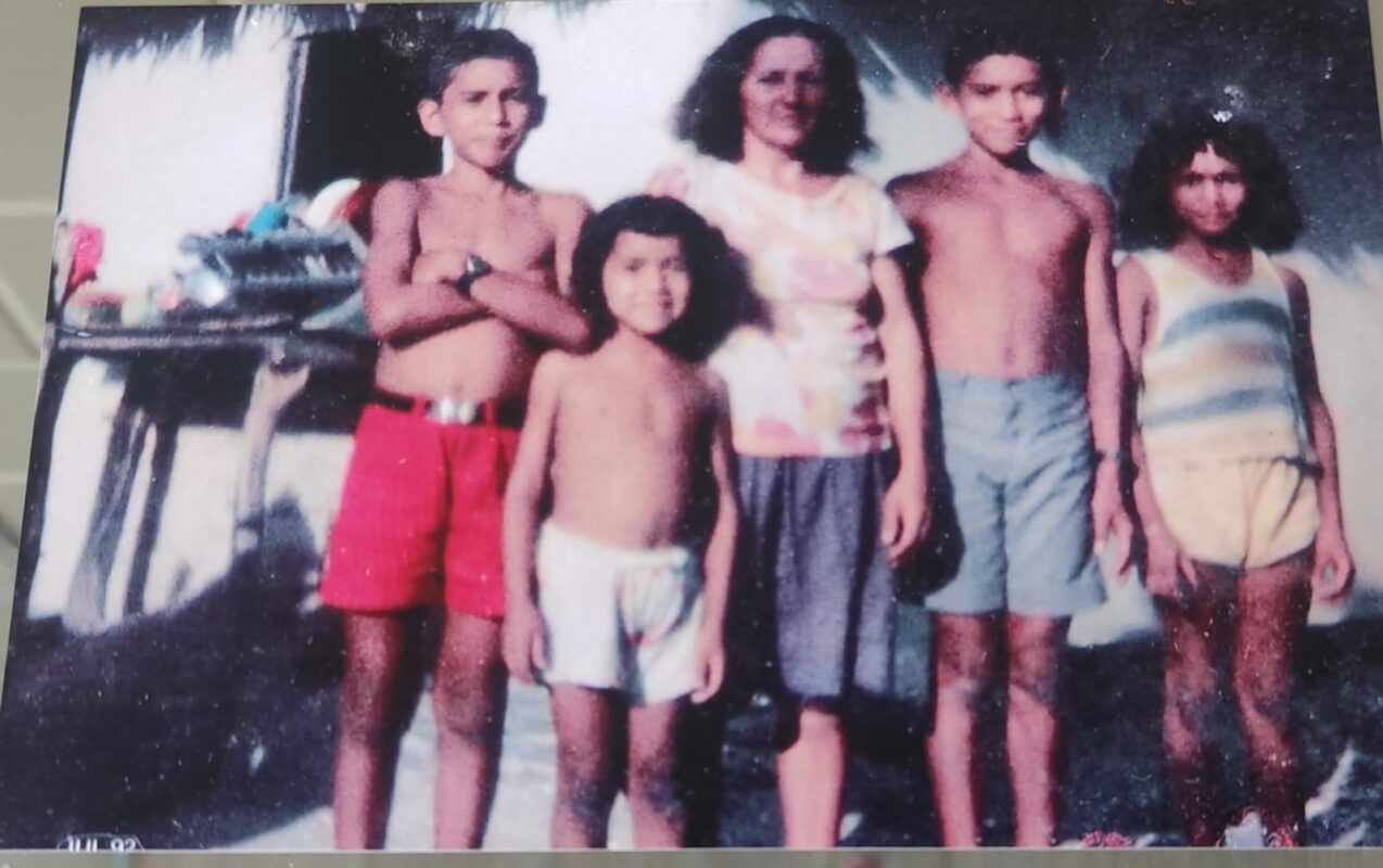 Foto de Manoel Castro, sua mãe e seus irmãos mais novos, a única foto que tem um pedaço da nossa casa, na foto aparece o Giral, onde lavavámos as loucas, Manoel Castro é o menino de Bermuda Cinza, Pedro Castro (Maranhão de Pea) de bermua Vermelha,ao lado de Manoel está Jerusa Castro e no meio a caçula Anália Castro.