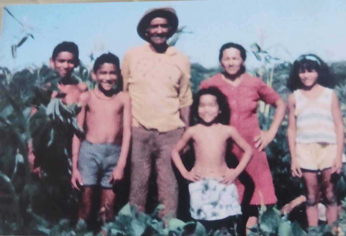 Foto de Manoel Castro com sua Mãe, seu pai e seus dois irmãos mais novos, Pedro e Jerusa Castro. Manoel Castro é o que está mais escondido na foto!