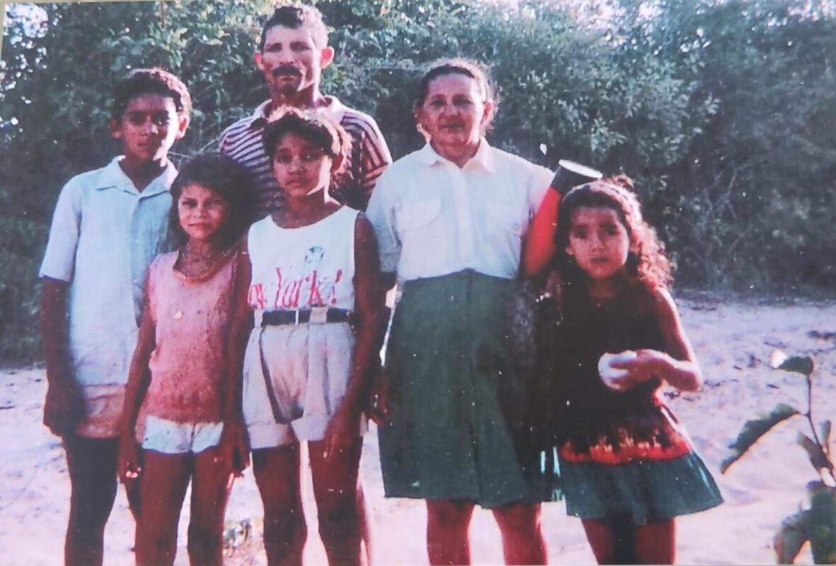 Foto de Manoel Castro, seu Tio, sua Mae, sua prima e suas irmãos Jerusa e Analia Castro, esta foto foi tirada no dia que saímos da Estiva rumo ao Bom Gosto pra pegar o ônibus, Transbrasiliana, para São Luís no mês de outubro de 1993