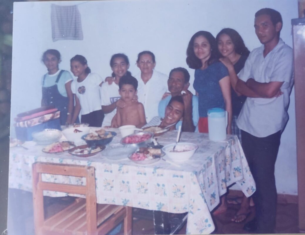 Foto de Manoel Castro, braços cruzados, já em São Luís, após alguns anos de duras lutas, as coisas começam a evoluir.