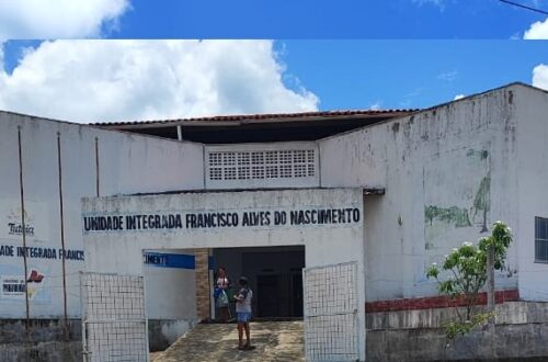 Manoel Castro e população promovem mutirão em escola abandonada no Povoado Anajá